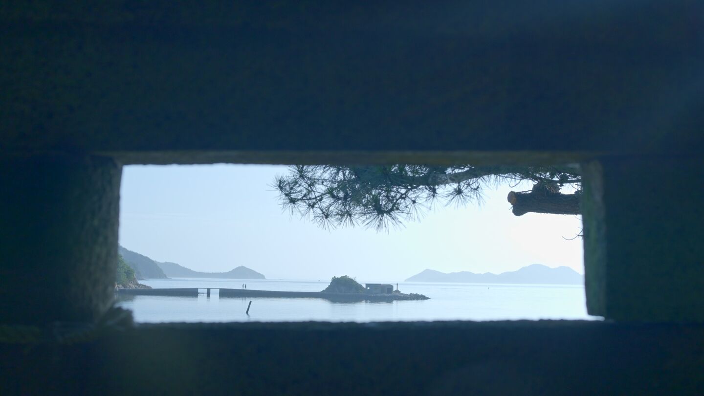 直島の建築フレーム越しに広がる瀬戸内の景色