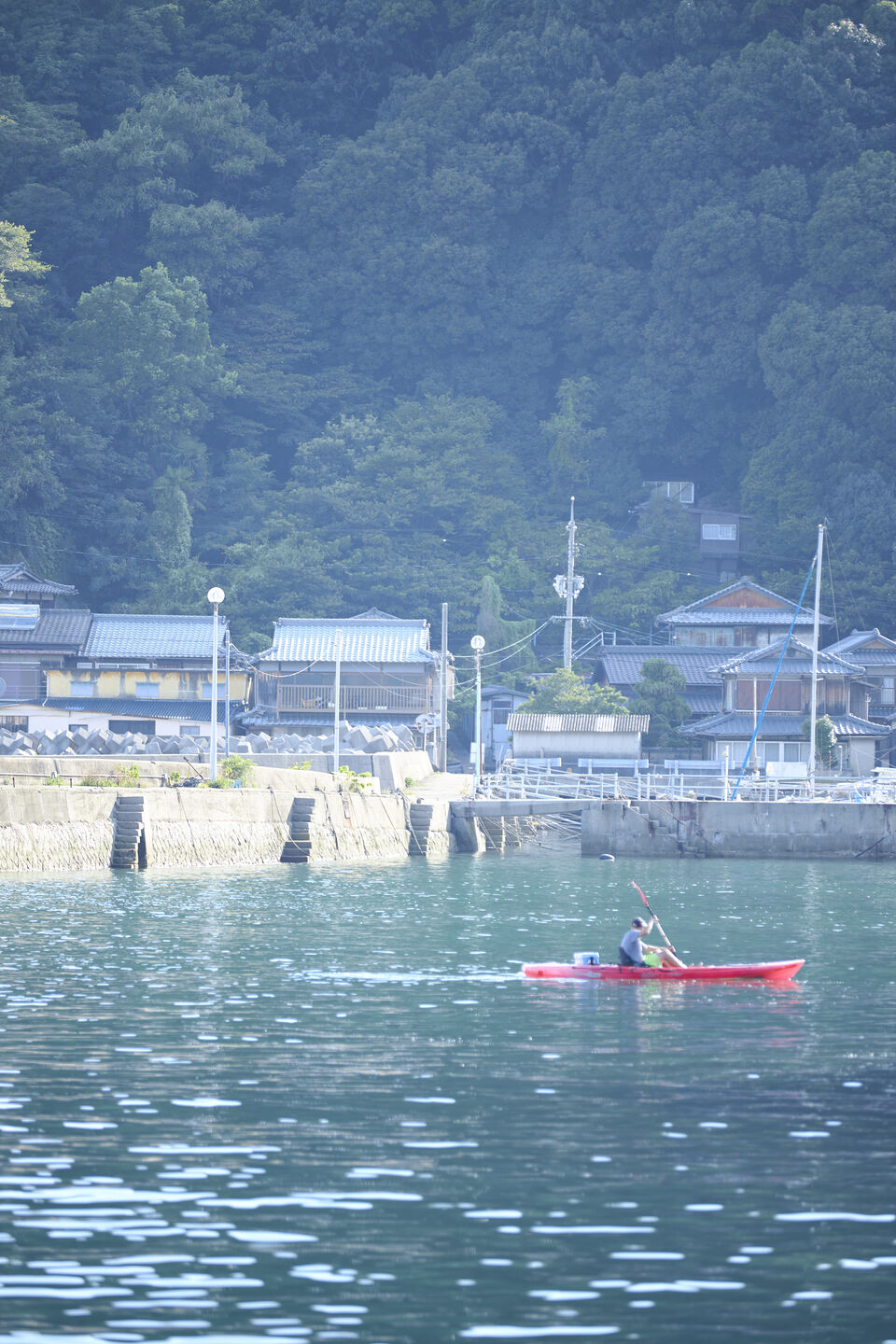 瀬戸内の島の集落と朝のカヤック