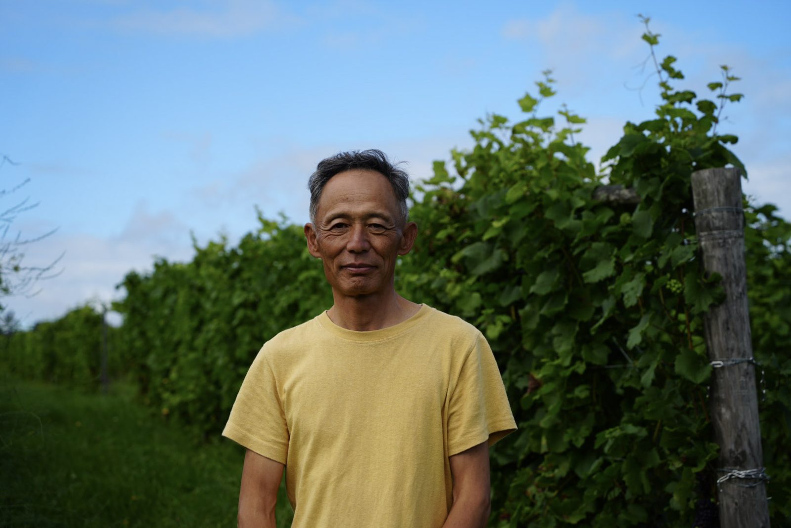 畑に立つ中澤和行さん